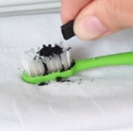 Blanquear dientes con carbón activado en el cepillo dental