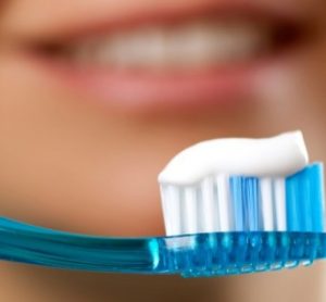 La mejor forma de prevenir los dientes amarillos es con un correcto y oportuno cepillado, acompañado de una limpieza profesional