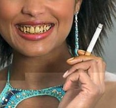 Se puede reconocer a una persona fumadora por los dientes amarillos
