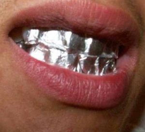 blanquear los dientes con papel aluminio, bicarbonato y pasta dental